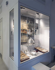 Glasmontre og indbygningsmontre til museumsudstilling