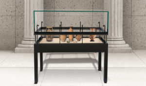 Glasklokke og hejsemontre med elektrisk hejs