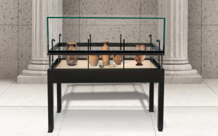 Glasklokke og hejsemontre med elektrisk hejs