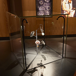 Glasklokke i udstillingen Smykkeskrinet